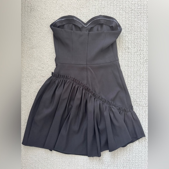 PrettyLittleThing black strapless mini dress - Picture 4 of 9